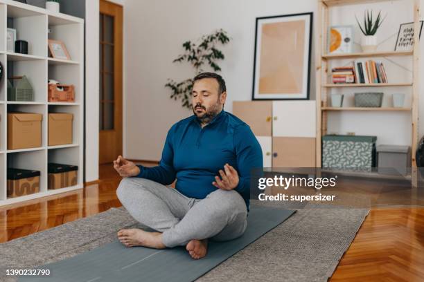 profitez de la journée - man doing yoga in the morning photos et images de collection