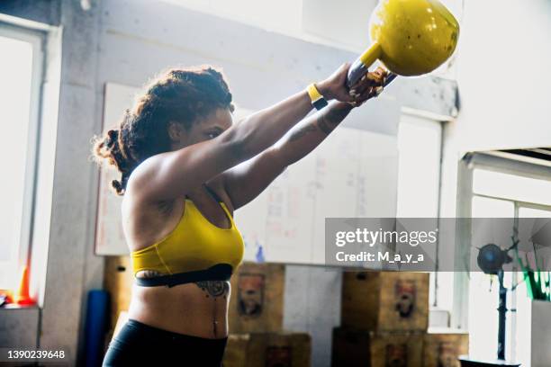 es ist zeit, einige gewichte zu töten - raketentriebwerk stock-fotos und bilder