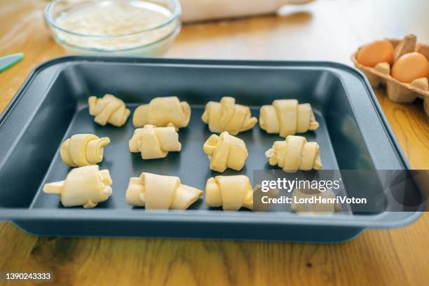 hausgemachte halbmondrollen zum backen zubereitet - walzblech stock-fotos und bilder