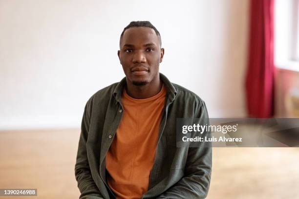 african man waiting for a group therapy to start - expresión en blanco fotografías e imágenes de stock