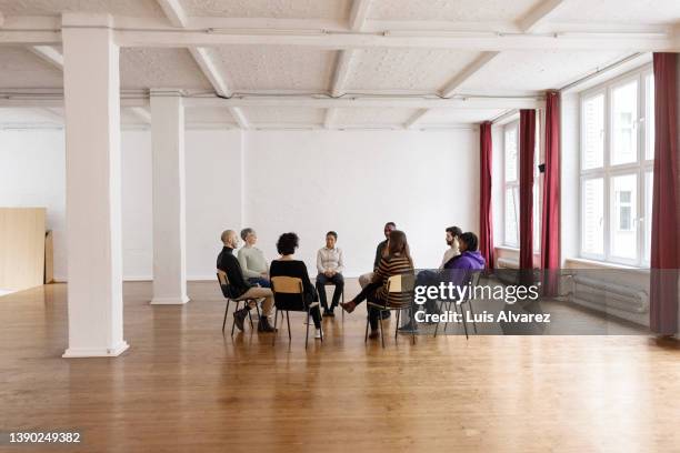 group therapy session at community center - terapia de grupo fotografías e imágenes de stock