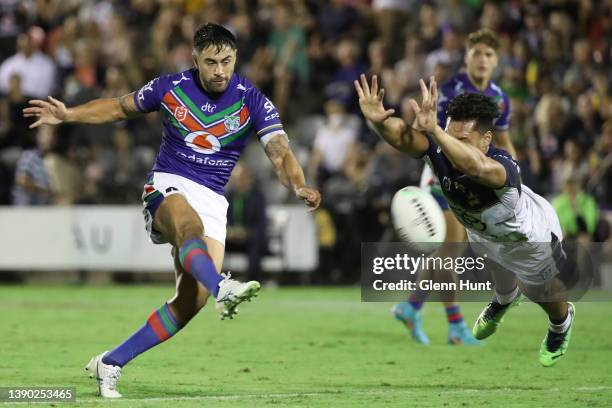 Shaun Johnson of the Warriors scores the winning goal during the round five NRL match between the New Zealand Warriors and the North Queensland...