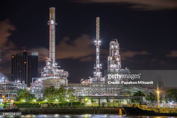 oil and gas refineries at night are working at petrochemical plants. - fähre gas stock-fotos und bilder