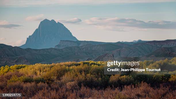sunset colors in nakhchivan autonomous republic of azerbaijan - view of ilandagh mountain from iran - montagnes du caucase photos et images de collection