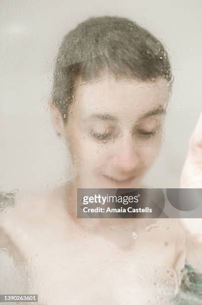 mujer tatuada en la ducha. - ducha stock pictures, royalty-free photos & images