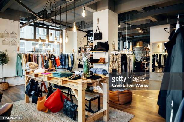 the retail displays in fashionable clothing store - quiosco fotografías e imágenes de stock