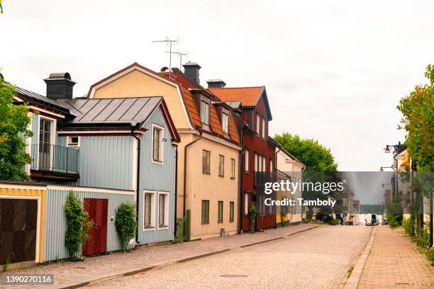 sweden, vastervik, colorful houses in old town - kalmar foto e immagini stock