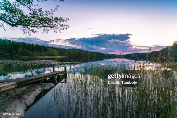 lake reflecting clouds at sunset - kalmar foto e immagini stock