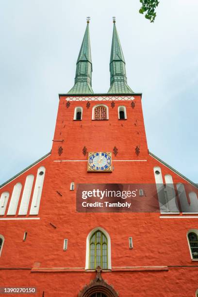 sweden, vaxjo, low angle view of cathedral - vaxjo 個照片及圖片檔