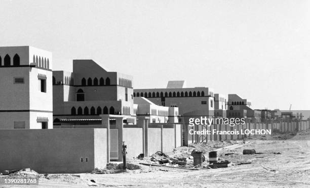 Immeubles récents dans un quartier neuf de Dammam en mars 1980, Arabie saoudite.