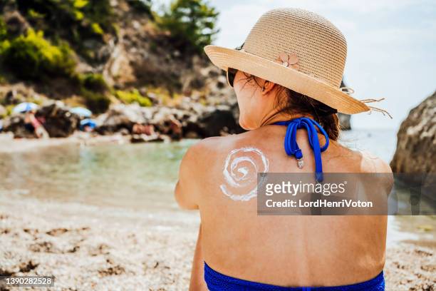 dibujado en el hombro de una mujer - cáncer de la piel fotografías e imágenes de stock