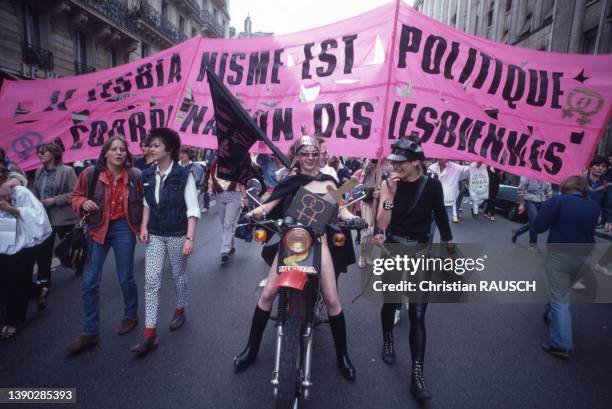 Femmes lesbiennes dans le défilé de la Gay Pride à Paris, en juin 1983.