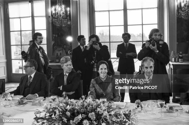 Henry Kissinger, Helmut Schmidt, Anne-Aymone Giscard d'Estaing et Aldo Moro lors du sommet du G6 à Rambouillet le 17 novembre 1975