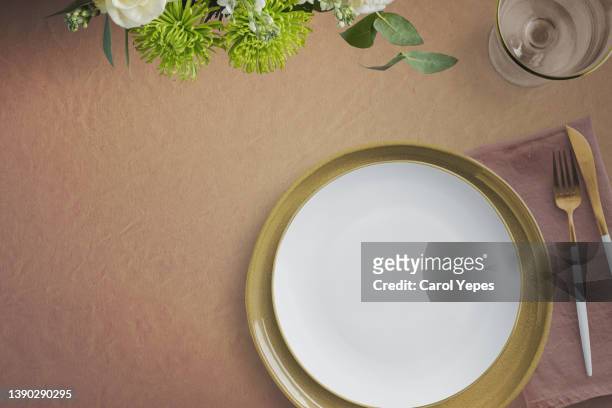 top view wedding table setting with empty plate - wedding table setting stock-fotos und bilder