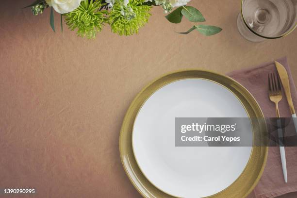 top view wedding table setting with empty plate - wedding menu fotografías e imágenes de stock