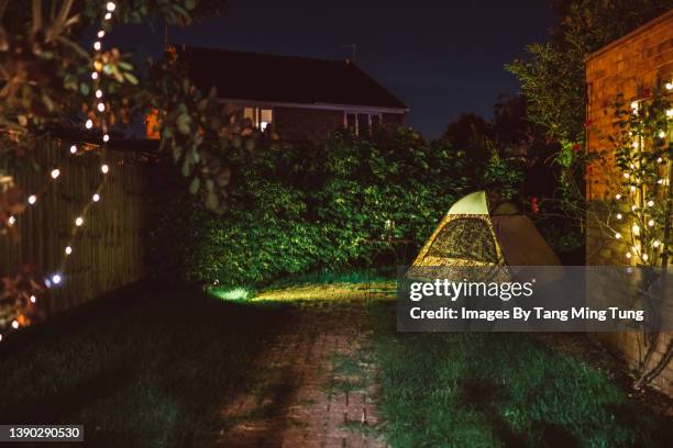 a camping tent setting in the backyard at night - zelt nacht stock-fotos und bilder