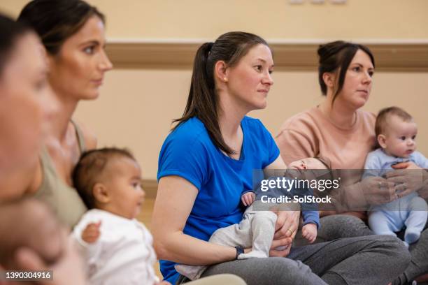 mothers learning yoga - baby group stockfoto's en -beelden