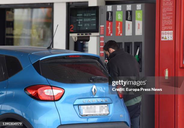 Man pumps gasoline into his car at a service station on the A-3, on the day of the start of the Easter Week 2022 departure operation, at the Madrid -...