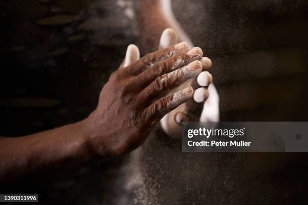 close-up of mans hands with chalk in gym - giz equipamento esportivo - fotografias e filmes do acervo