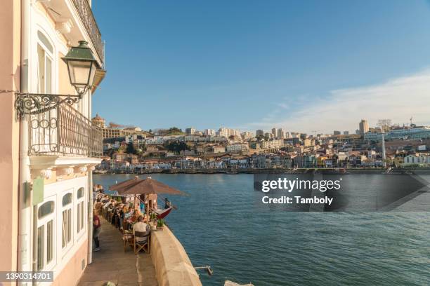 portugal, porto, sidewalk cafe byêdouro riverê - portugal bildbanksfoton och bilder