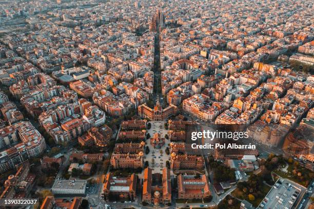 barcelona city skyline at sunrise - tibidabo fotografías e imágenes de stock