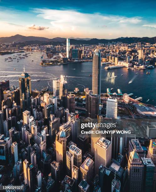 victoria harbour di hong kong al tramonto. - porto di victoria hong kong foto e immagini stock