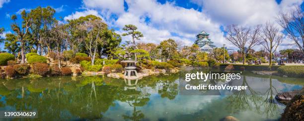 parque do castelo de osaka refletindo no tranquilo parque do parque panorama japão - osaka - fotografias e filmes do acervo