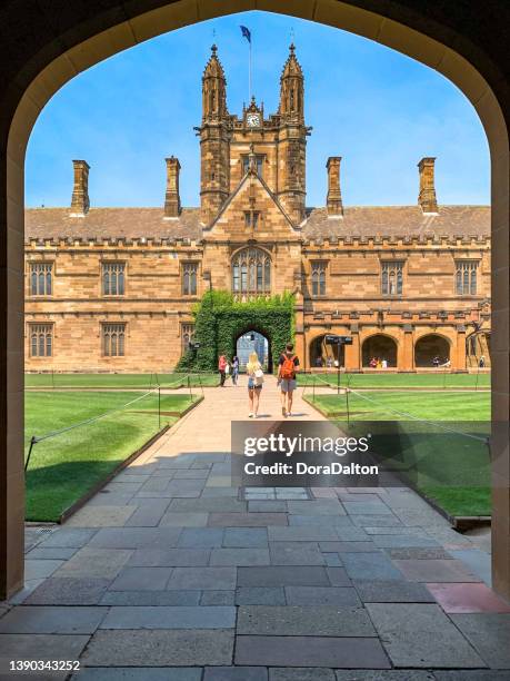 edifício de fachada de estilo gótico universidade de sydney - universidade de sydney - fotografias e filmes do acervo