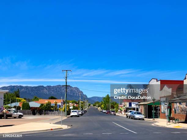 the street view of sheffield town in tasmania, australia - tasmania food stockfoto's en -beelden