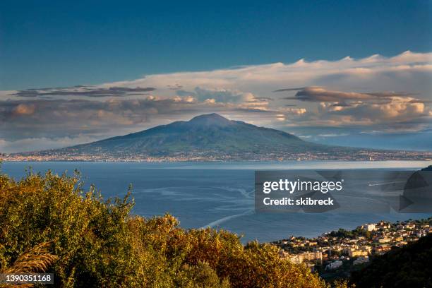 ナポリ湾のベスビオ山 - vesuvius ストックフォトと画像