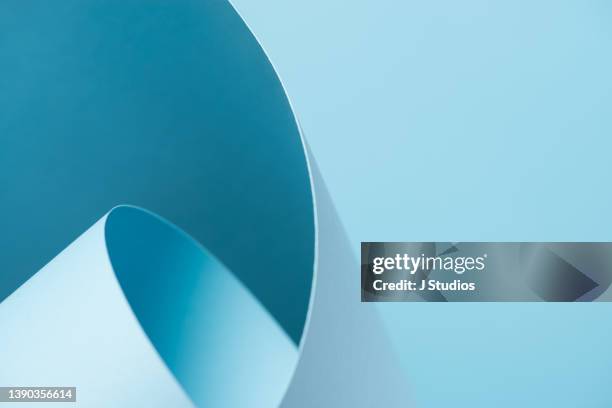 abstract curvy turquoise blue background with overlapping paper - hellblau stock-fotos und bilder