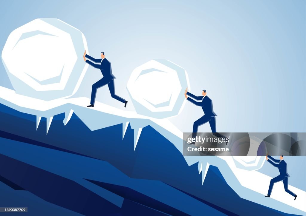 Geschäftsmann Schneeballspiel, Geschäftsmann rollt Schneeball immer größer auf Snowy Mountain.