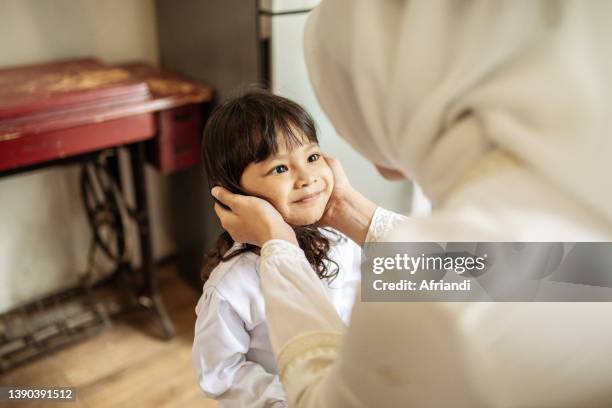 indonesian family celebrating eid al-fitr and asking for forgiveness - archipiélago malayo fotografías e imágenes de stock