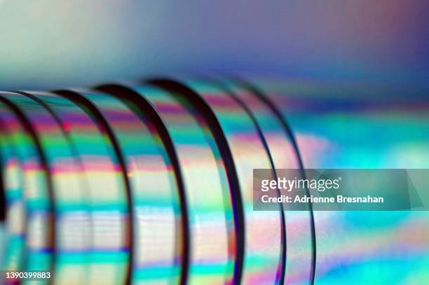 roll of holographic vinyl - colorful cd photos et images de collection