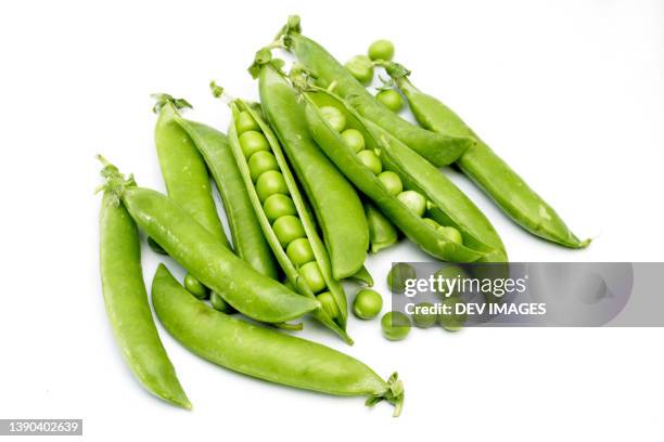green peas on white background - arveja fotografías e imágenes de stock