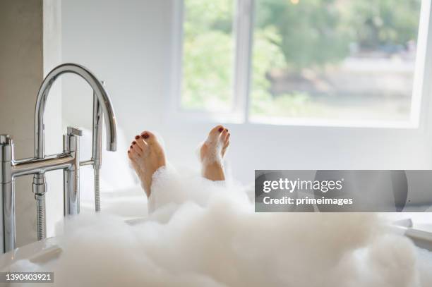 frau beine & füße in schaumbad - woman bath bubbles stock-fotos und bilder