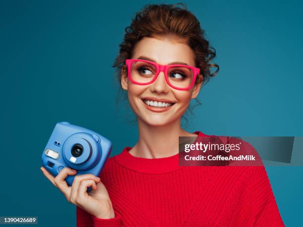 happy beautiful woman with analog camera - happy face glasses stockfoto's en -beelden