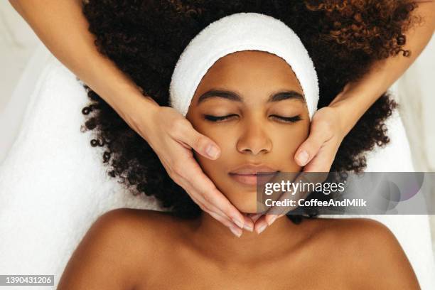 el procedimiento de la medicina estética - black massage therapist fotografías e imágenes de stock