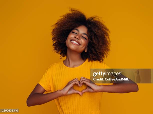 beautiful girl with curly hairstyle - valentines african american 個照片及圖片檔