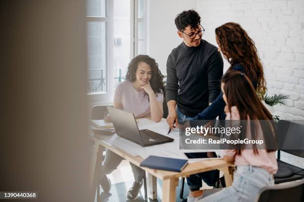 gruppe von studenten, die zu hause für ihre prüfung lernen und einen laptop benutzen. - university students real studying stock-fotos und bilder