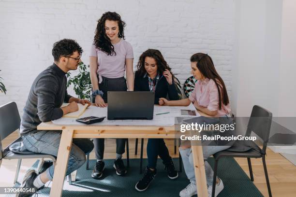 gruppe von studenten, die zu hause für ihre prüfung lernen und einen laptop benutzen. - university students real studying stock-fotos und bilder