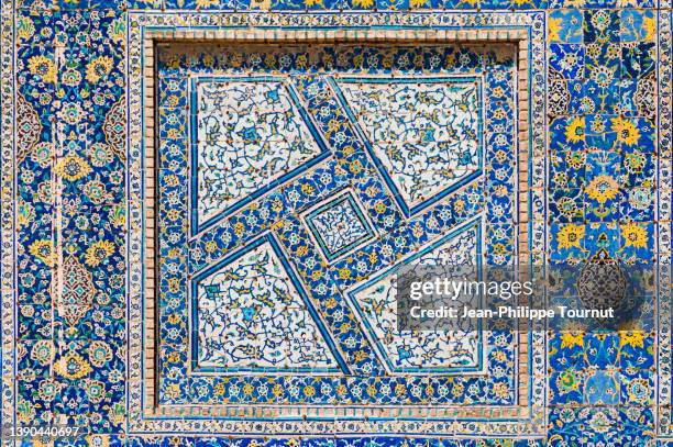 ceramic tiles details of shah mosque in isfahan, iran - 伊斯法罕 個照片及圖片檔