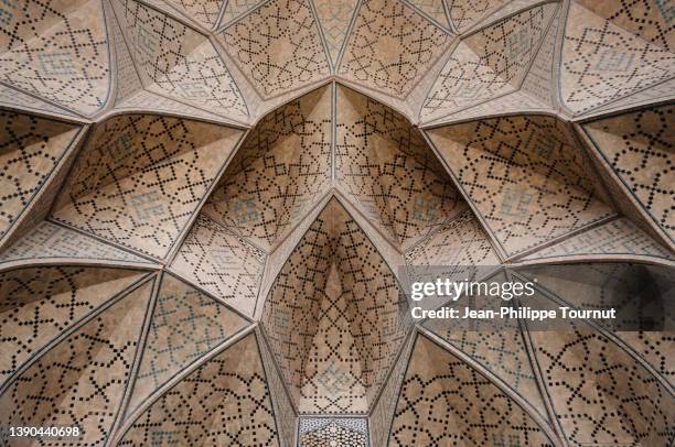 amazing design of the west iwan of jameh mosque of isfahan, iran - masjid jami isfahan iran stockfoto's en -beelden