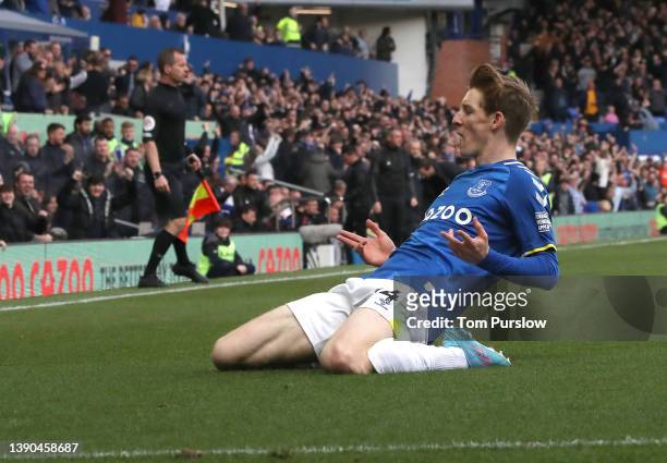 Anthony Gordon of Everton celebrates scoring their first goal during the Premier League match between Everton and Manchester United at Goodison Park...