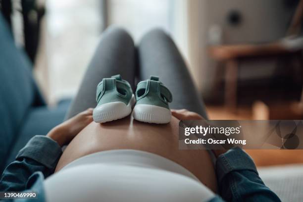 the joy of expecting a baby - schuhe frau von oben stock-fotos und bilder