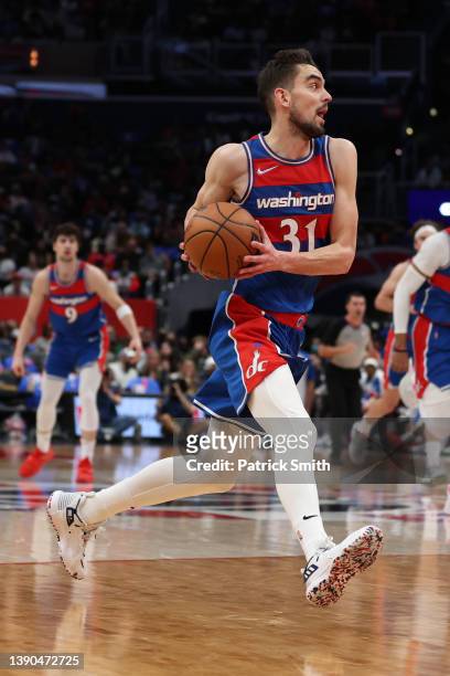 Tomas Satoransky of the Washington Wizards in action against the New York Knicks during the second half at Capital One Arena on April 08, 2022 in...