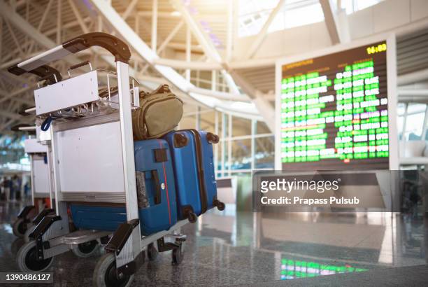 flight display schedule in the international airport - viewfinder stockfoto's en -beelden