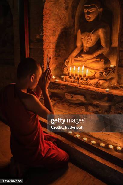 novice buddhist monks contemplating inside temple, myanmar - tibetan ethnicity imagens e fotografias de stock