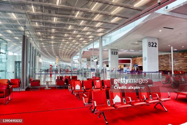 terminal de l’aéroport charles de gaulle à paris - aéroport charles de gaulle photos et images de collection