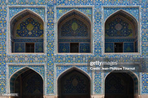 blue ceramic tiles design on the alcoves of shah mosque,  naghsh-e jahan square, esfahan, iran - cultura iraniana oriente médio - fotografias e filmes do acervo